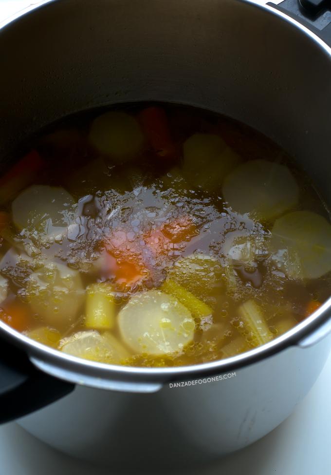 Caldo Depurativo de Verduras. Este caldo depurativo de verduras es muy diurético, desintoxicante y nos ayuda a limpiar nuestro cuerpo. Apenas tiene calorías y es muy fácil de preparar | danzadefogones.com #danzadefogones #vegano #singluten