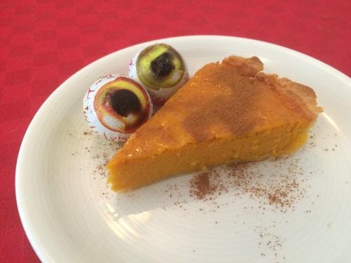 La tarta de calabaza con un par de ojos de Halloween