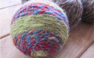 Cómo hacer una pelota tejida