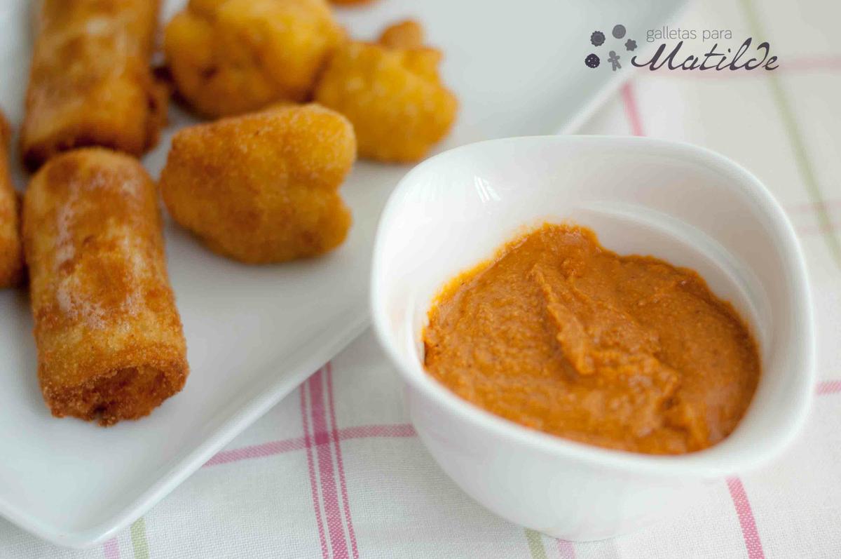 Verduras rebozadas con salsa romesco