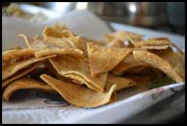 Salsa de molcajete y totopos 005 Salsa de molcajete y totopos