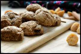 Semitas de trigo y piloncillo miniatura Salsa de molcajete y totopos