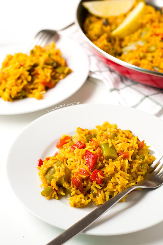 Paella Vegana. La paella es uno de los platos más típicos de la gastronomía española. Esta paella es vegana y es más sana, ligera y económica que la tradicional | danzadefogones.com #danzadefogones #vegano #singluten