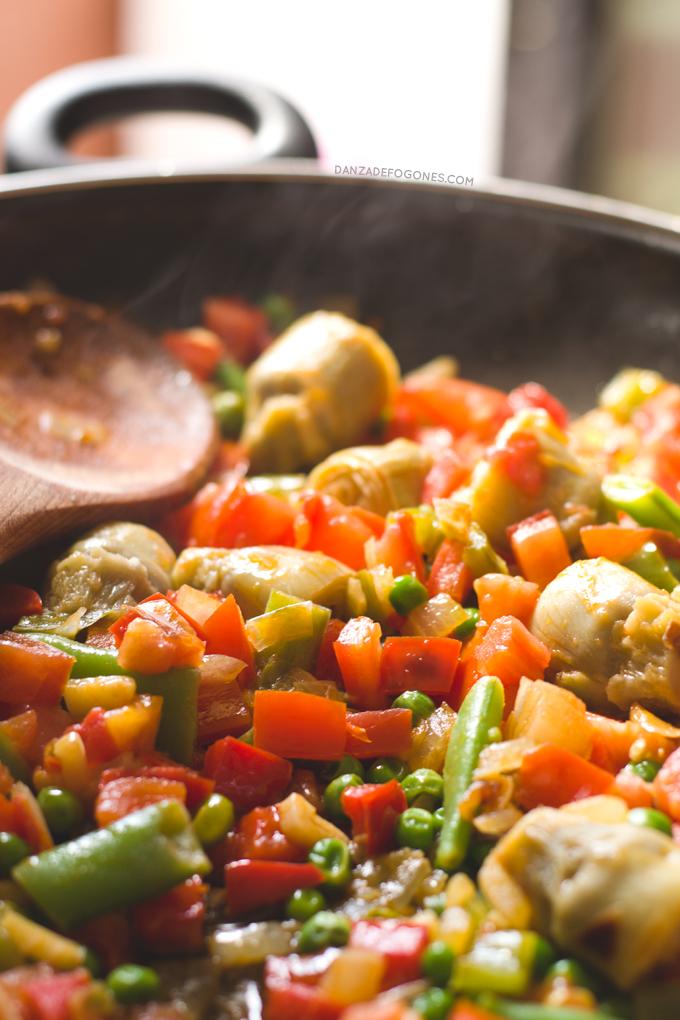 Paella Vegana. La paella es uno de los platos más típicos de la gastronomía española. Esta paella es vegana y es más sana, ligera y económica que la tradicional | danzadefogones.com #danzadefogones #vegano #singluten