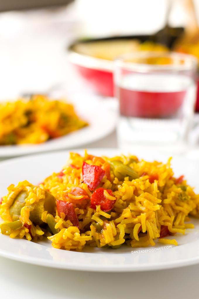 Paella Vegana. La paella es uno de los platos más típicos de la gastronomía española. Esta paella es vegana y es más sana, ligera y económica que la tradicional | danzadefogones.com #danzadefogones #vegano #singluten
