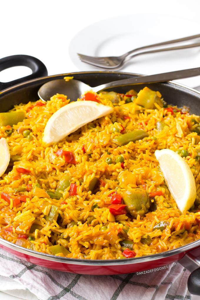 Paella Vegana. La paella es uno de los platos más típicos de la gastronomía española. Esta paella es vegana y es más sana, ligera y económica que la tradicional | danzadefogones.com #danzadefogones #vegano #singluten