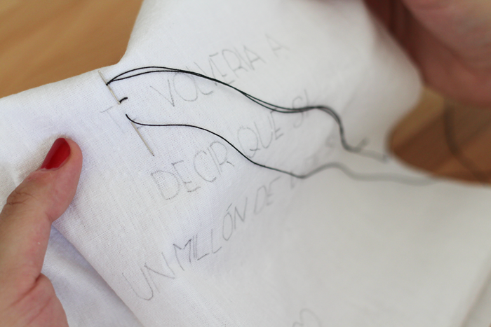 Seguimos bordando las letras a puntadas pequeñas