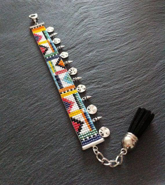 Pulsera hecha con telar