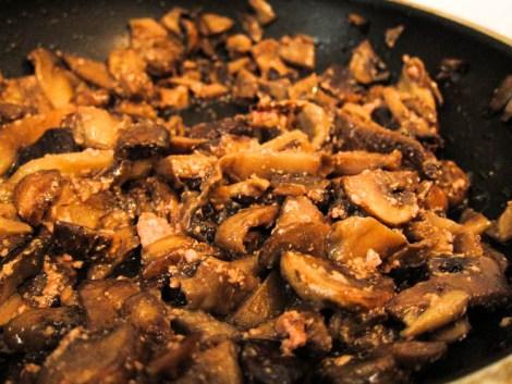 salteado-de-setas-con-pate-y-huevo-poche-