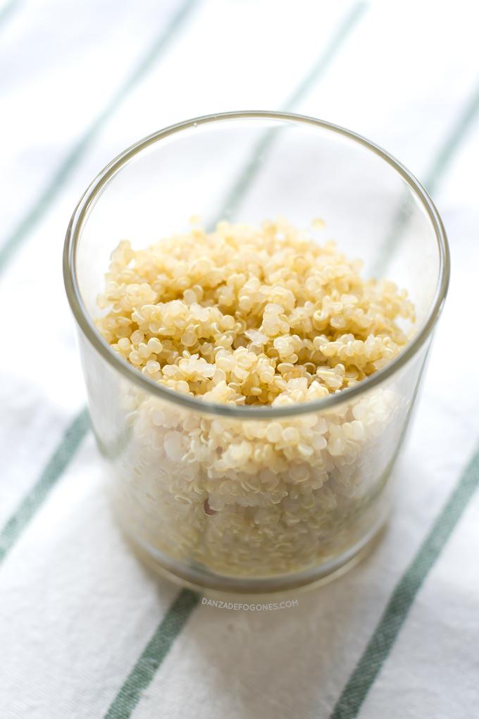 Leche de quinoa. La leche de quinoa es muy fácil de preparar en casa, está muy rica, es sana y además no tiene gluten, por lo que también es apta para celíacos | danzadefogones.com #danzadefogones #vegano #singluten