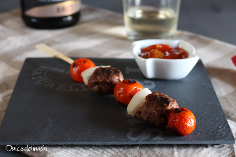 Brochetas de carne y tomatitos