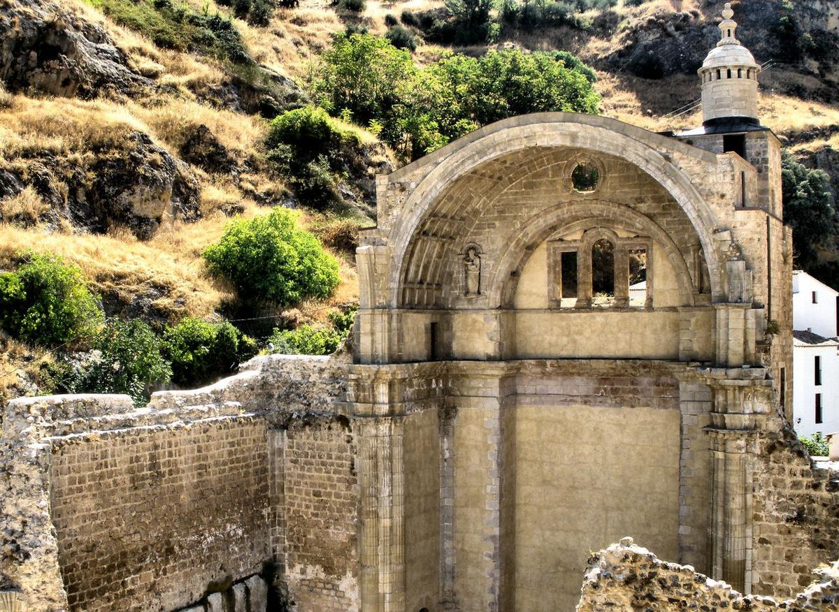ruinas iglesia de Santa María de Cazorla