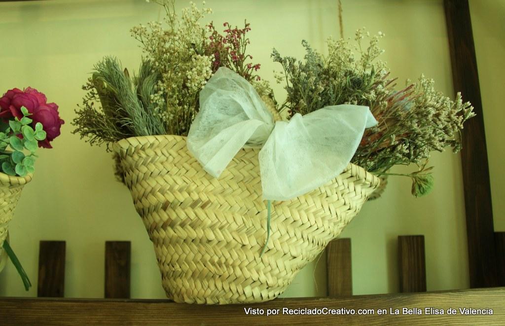 con capazos de paja en La Bella Elisa Visto por Reciclado Creativo