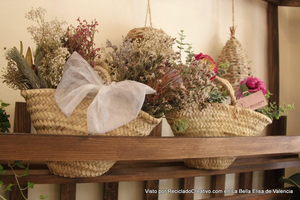 con capazos de paja en La Bella Elisa Visto por Reciclado Creativo