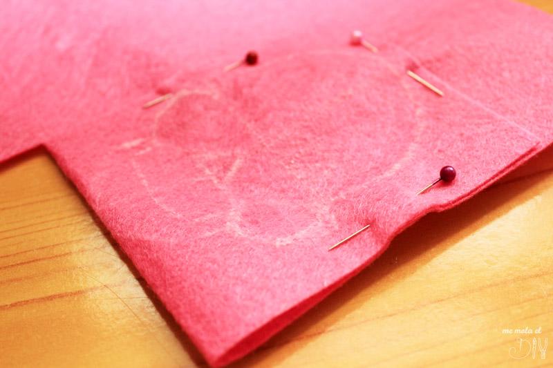 dibujar en fieltro el broche de la calavera 