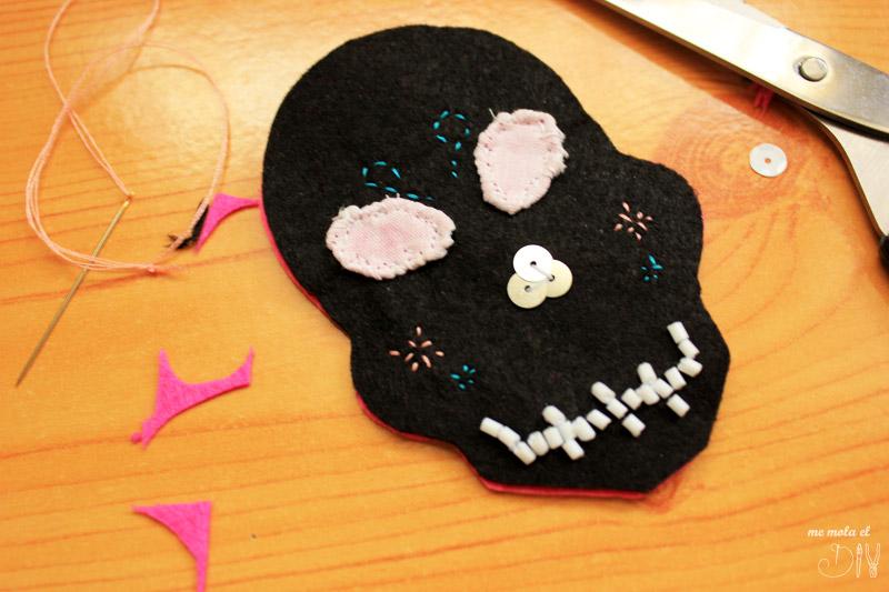 tela y abalorios para el broche de calavera con flores