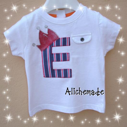 Camiseta con inicial aplicada del nombre del bebe, E, y corona pintada a mano.