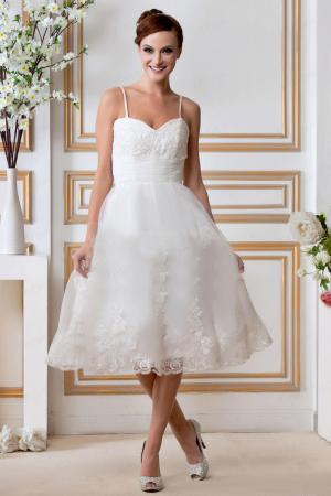 VestidoDeNoviayFiesta.com es el mejor sitio donde puedes encontrar vestidos de novia cortos, elegantes y sencillos. Tenemos el vestido de novia corto de tus sueños!