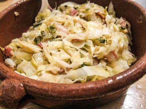 col-guisada-con-bacon-