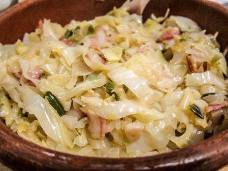 col-guisada-con-bacon-