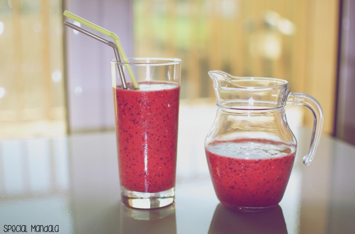 Batido de frutos rojos, plátano y semillas de cáñamo.