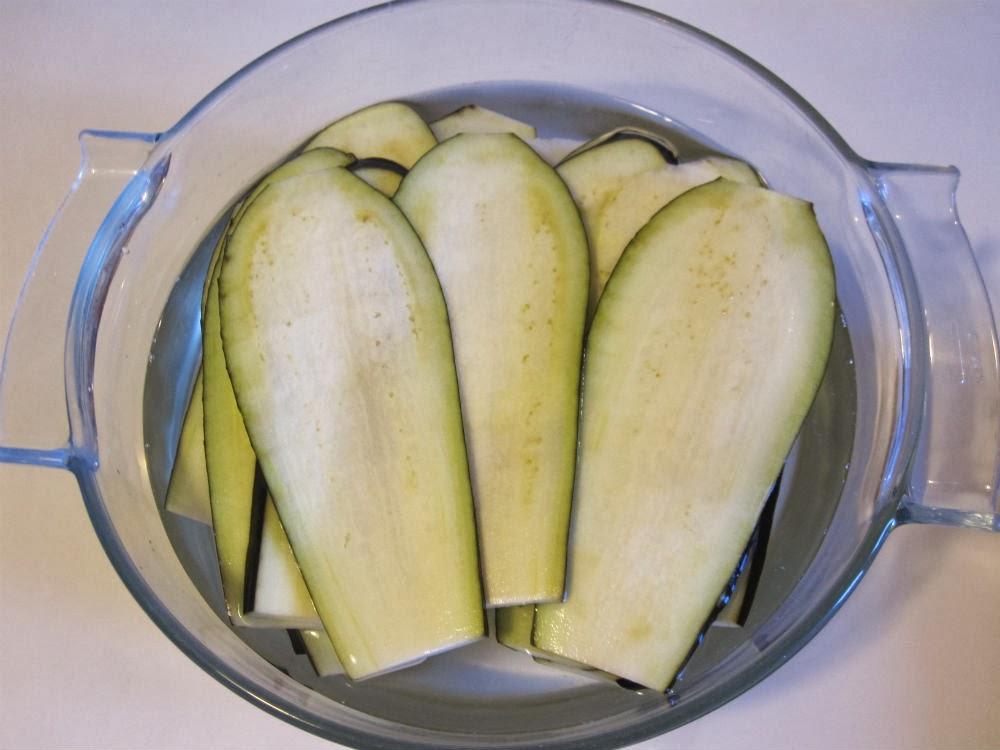 Berenjena en agua con sal