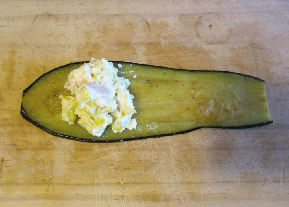 Hacer rollitos de berenjena