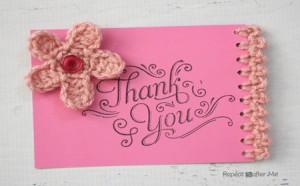 Tarjeta decorada con ganchillo