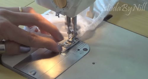coser elástico en máquina de coser