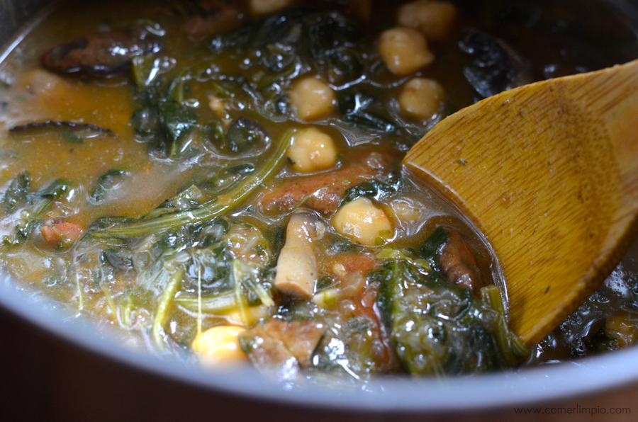 Guiso de garbanzos con setas silvestres
