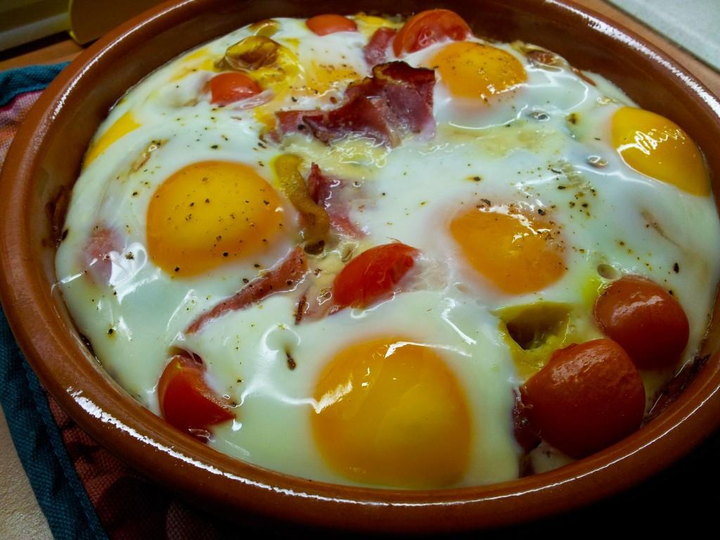 Huevos al horno con jamón serrano, cebolla y tomates cherry. Un plato  delicioso y bajo en calorías | Cocina