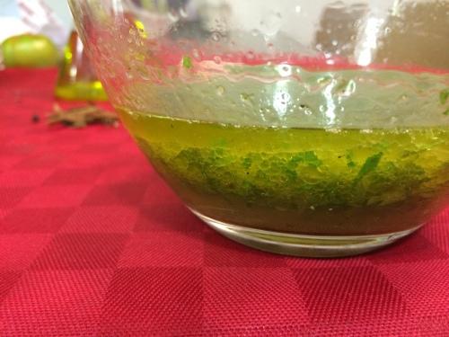 Preparando el aliño de limón con menta y AOVE