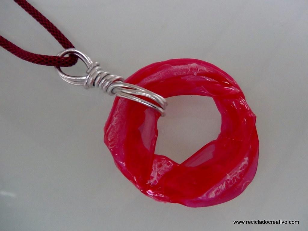 Colgantes y llaveros realizados con el cuello de una botella de plástico - Reciclado Creativo - Rosa Montesa