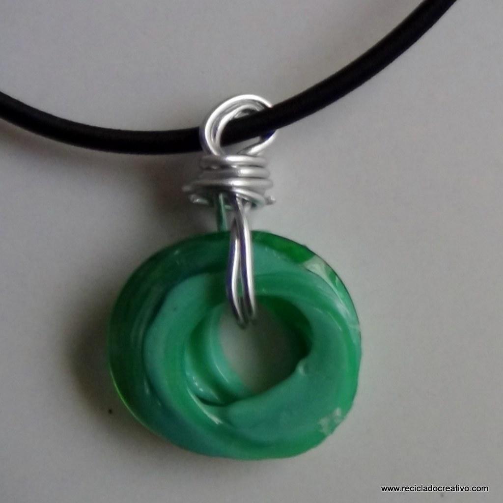 Colgantes y llaveros realizados con el cuello de una botella de plástico - Reciclado Creativo - Rosa Montesa