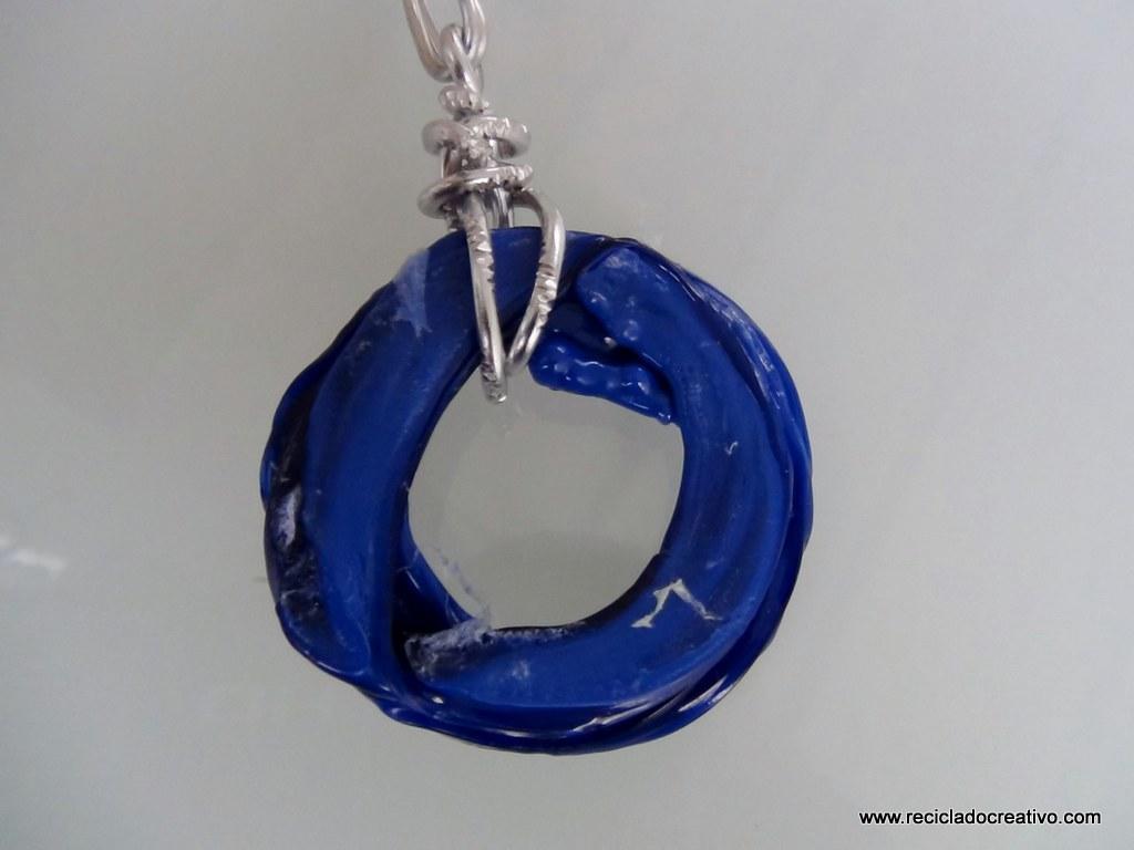 Colgantes y llaveros realizados con el cuello de una botella de plástico - Reciclado Creativo - Rosa Montesa