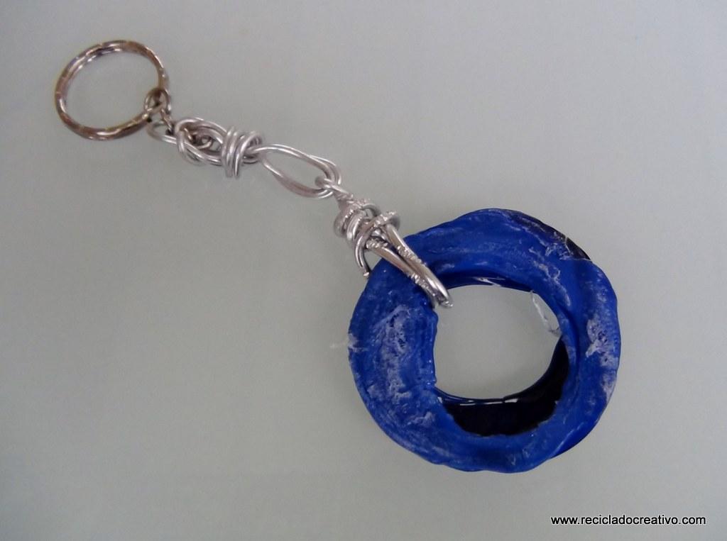 Colgantes y llaveros realizados con el cuello de una botella de plástico - Reciclado Creativo - Rosa Montesa