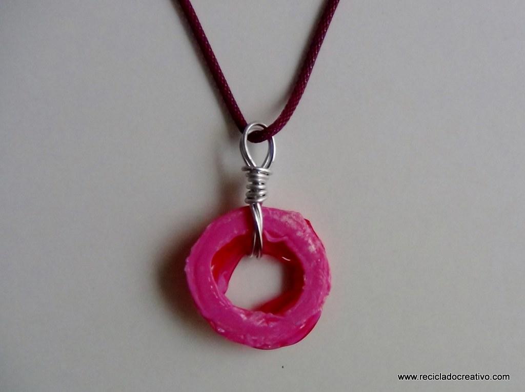 Colgantes y llaveros reciclando el cuello de botellas de plástico (3)