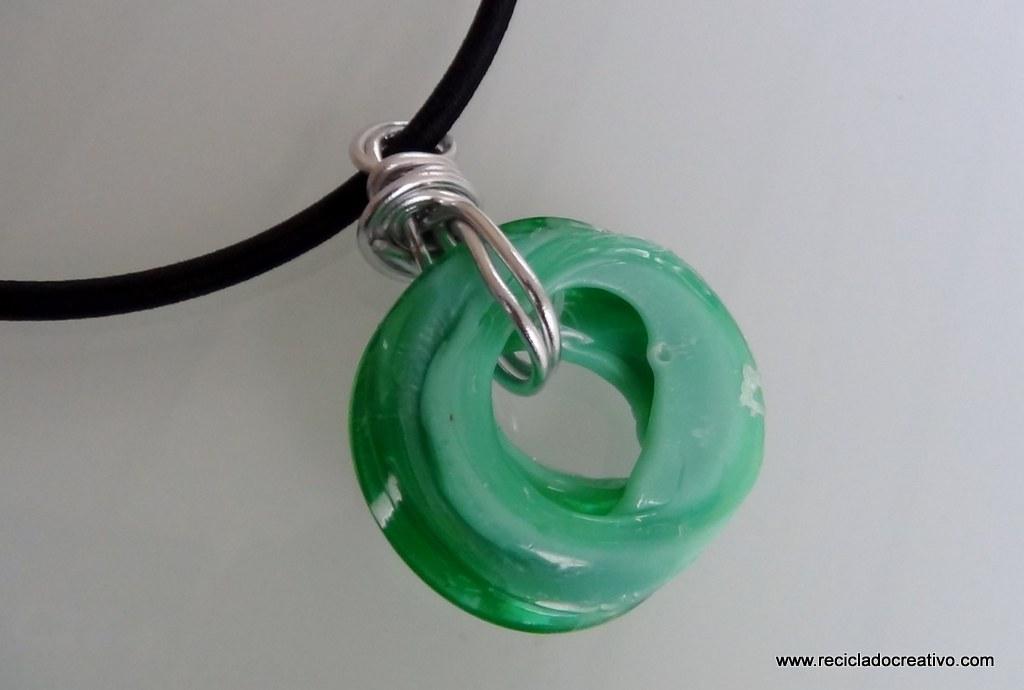 Colgantes y llaveros realizados con el cuello de una botella de plástico - Reciclado Creativo - Rosa Montesa