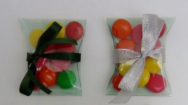 Cajas de regalo, dulceros y bomboneras con botellas de plástico recicladas.