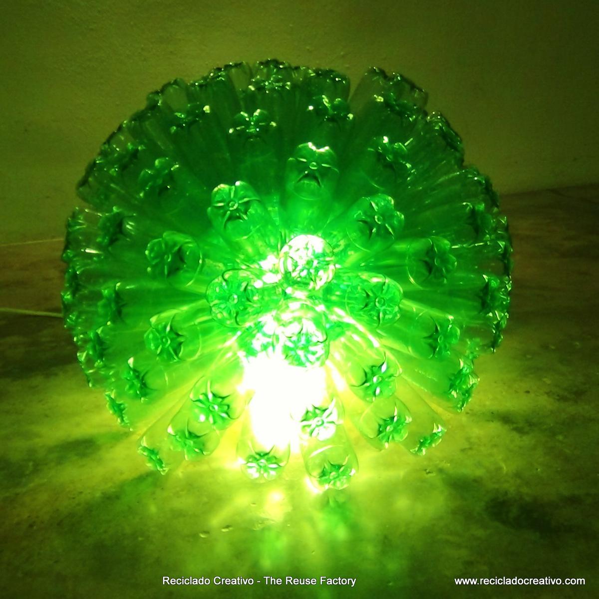 LÁMPARA REALIZADA CON BOTELLAS DE PLÁSTICO RECICLADAS LAMP MADE WITH RECYCLED PLASTIC BOTTLES
