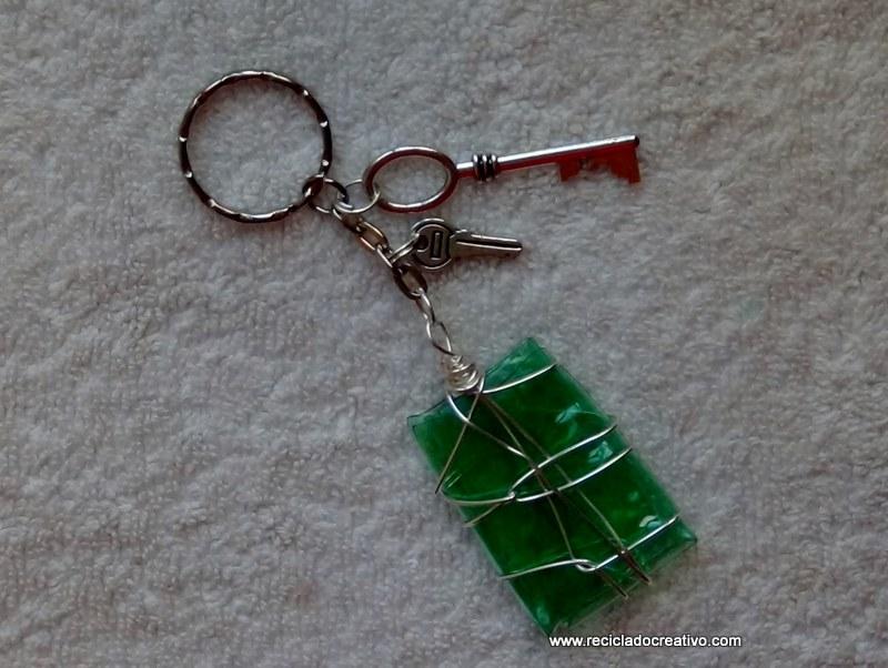 Llaveros realizados con plástico de botellas y una plancha de ropa