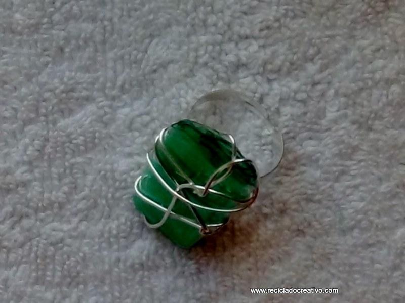 Bisutería de plástico verde realizada con una plancha de ropa - green plastic jewelry
