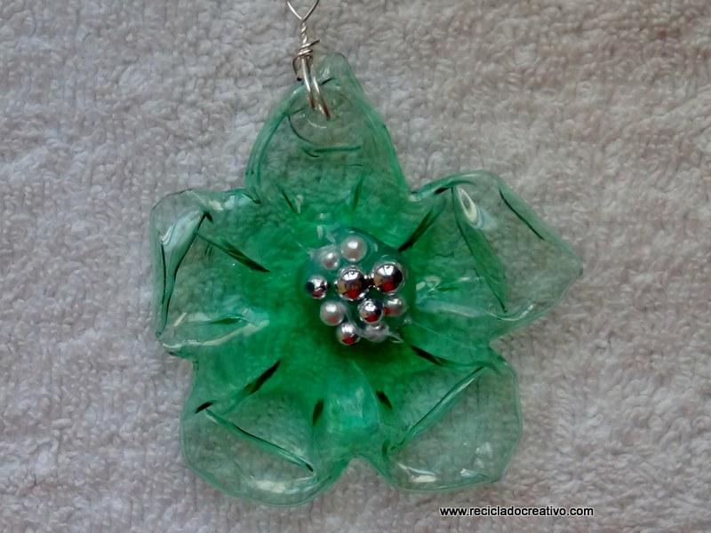 Flores de plástico verdes realizadas con una plancha de ropa - green plastic flowers