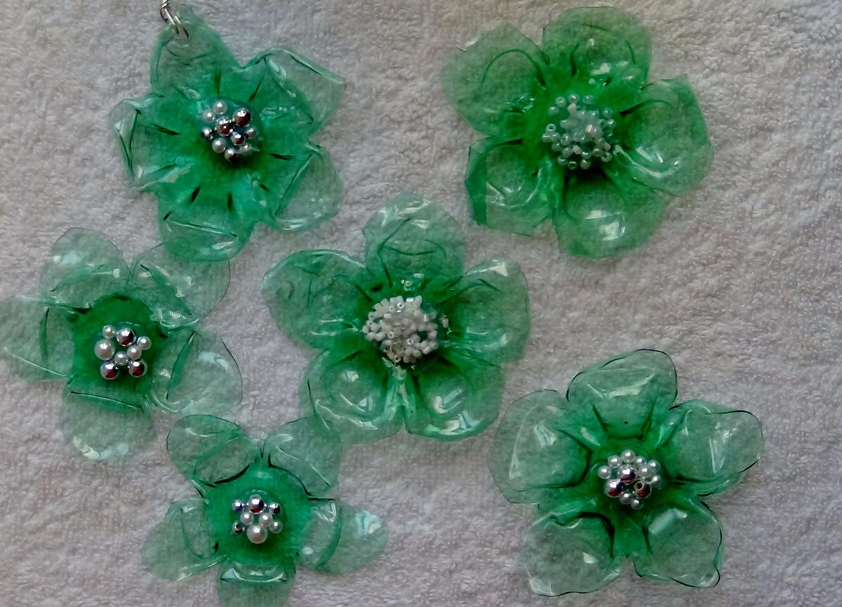 cómo hacer una flor con una botella de plástico verde y una plancha de ropa