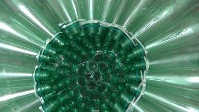 Lámpara realizada con 125 botellas de plástico