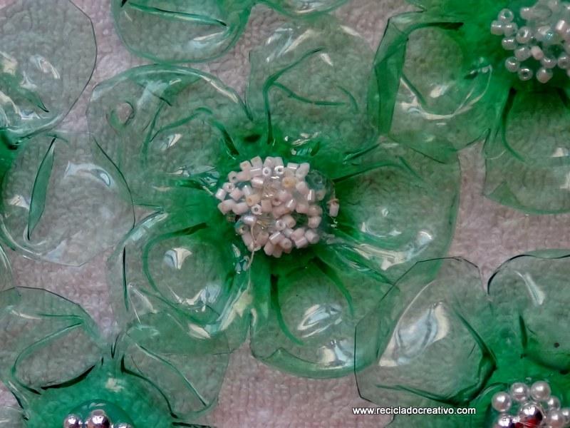 cómo hacer una flor con una botella de plástico verde y una plancha de ropa