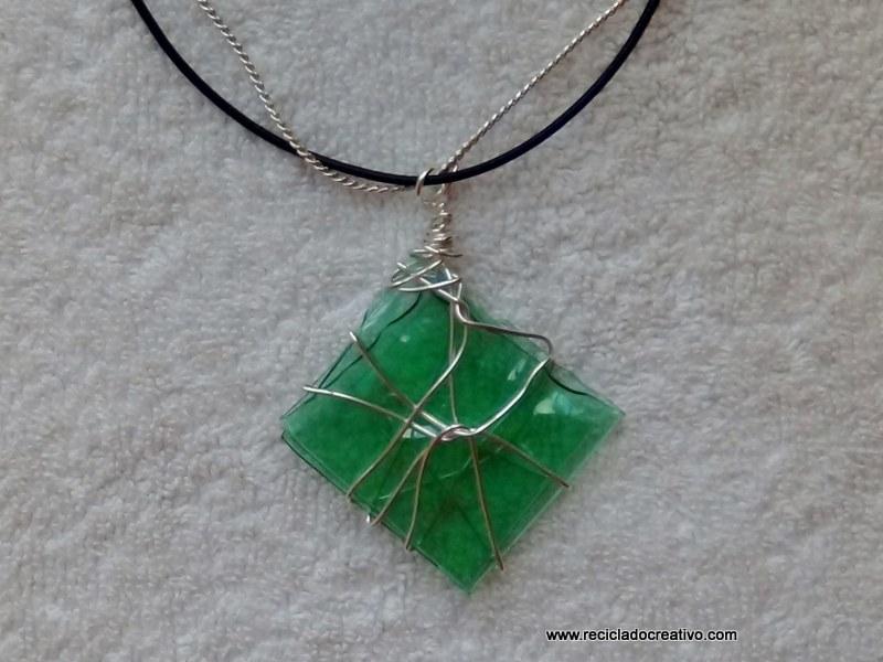 Bisutería de plástico verde realizada con una plancha de ropa - green plastic jewelry