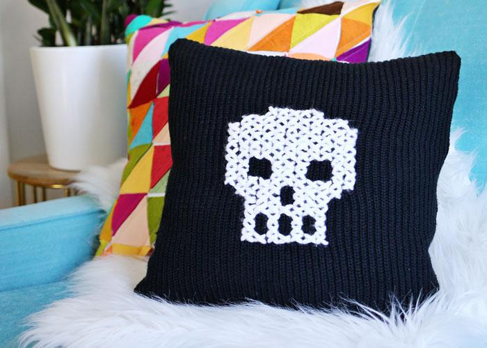 5 ideas para reciclar un jersey viejo. Cojin a partir de jersey Beautiful Mess