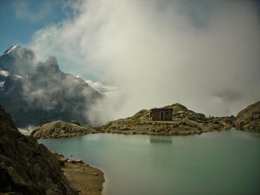 Vistas-del-Lago-Blanco-en-el-Tour-del-Mont-Blanc