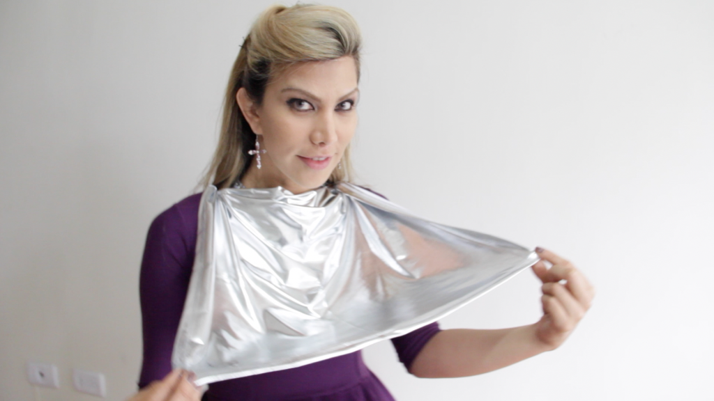 El lame plateado sirve para identificar a las personas de temperatura de piel fria para favorecer su imagen con colores frios en mundo de la asesoria de imagen 